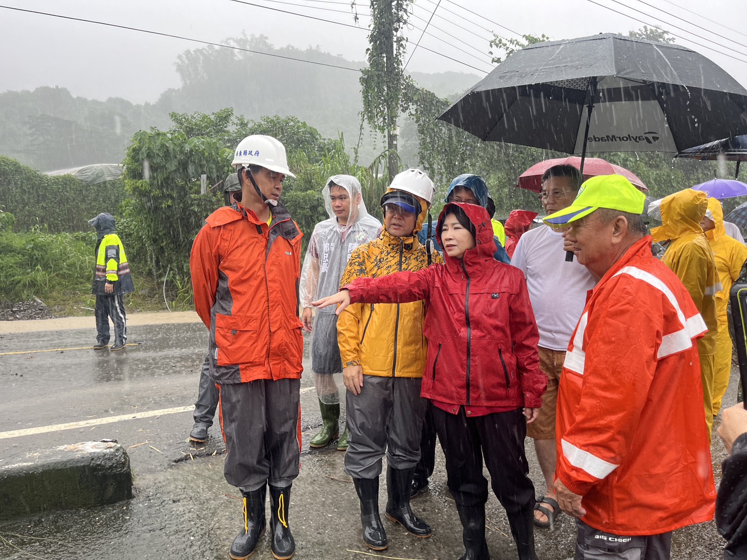 周春米爭取橋梁重建與收容中心優化 卓揆允諾支持  隨即往萬巒、高樹視察