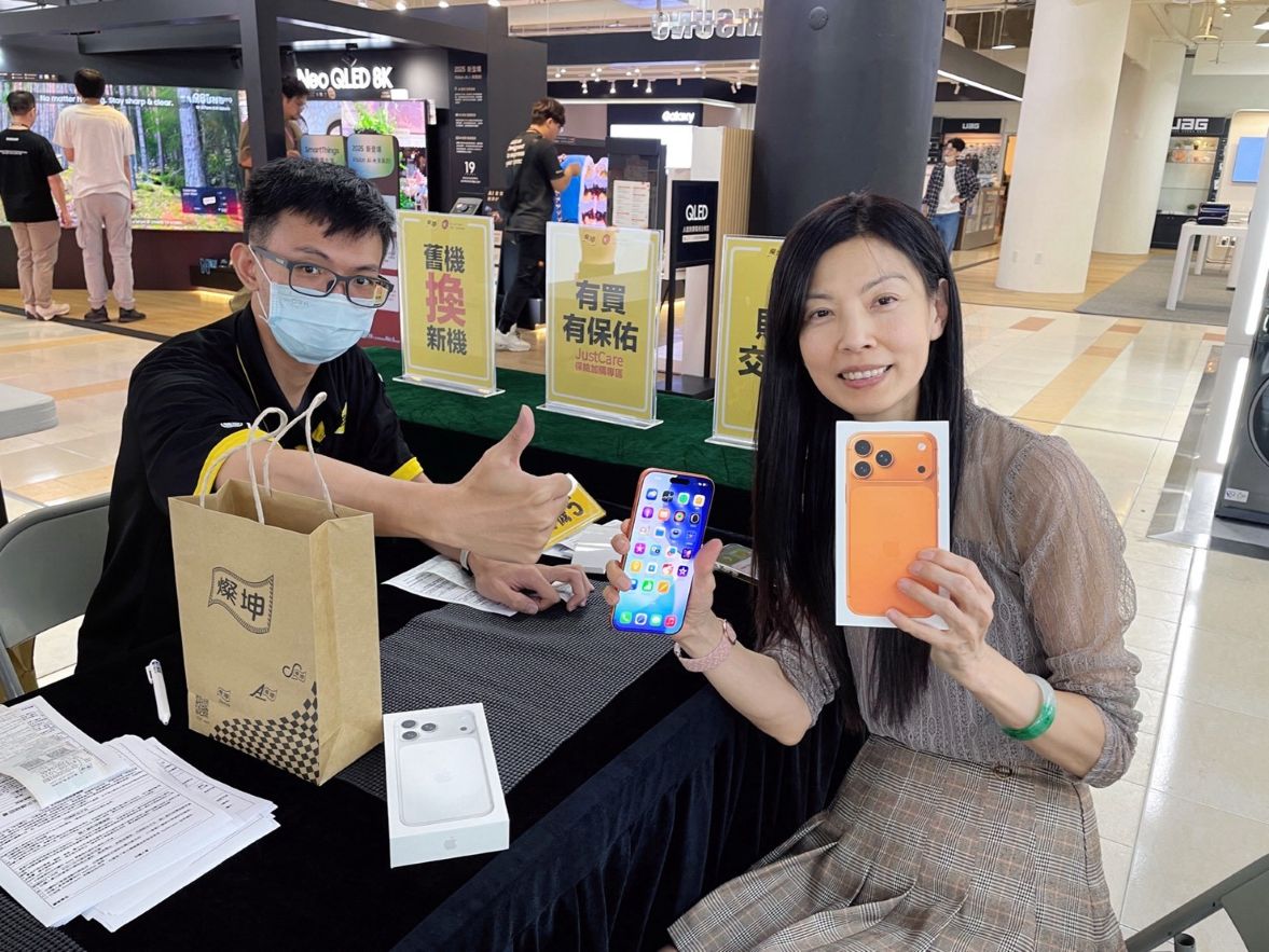 iPhone新機開賣 燦坤內湖旗艦店湧入逾30位排隊民眾搶買新機