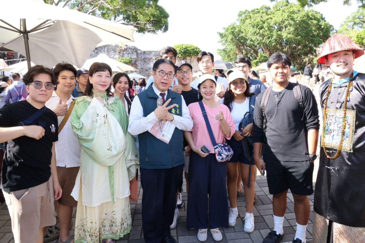 市長也穿越！熱蘭遮市集熱鬧登場 古幣收藏、王城租地體驗掀熱潮