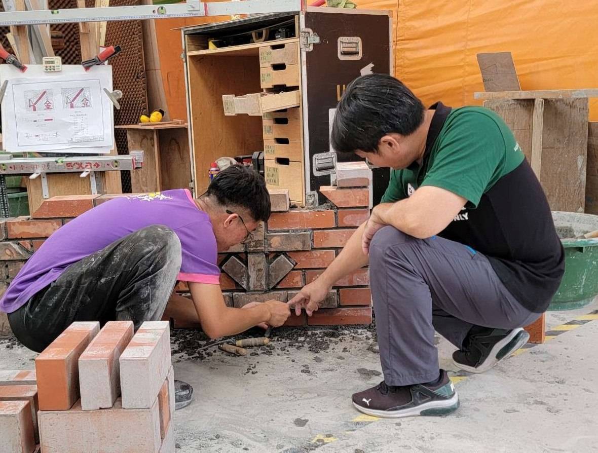 亞洲技能競賽11/27南港開戰，中彰投分署培訓國手施勝華站穩18小時，誓留砌磚金牌在台灣！