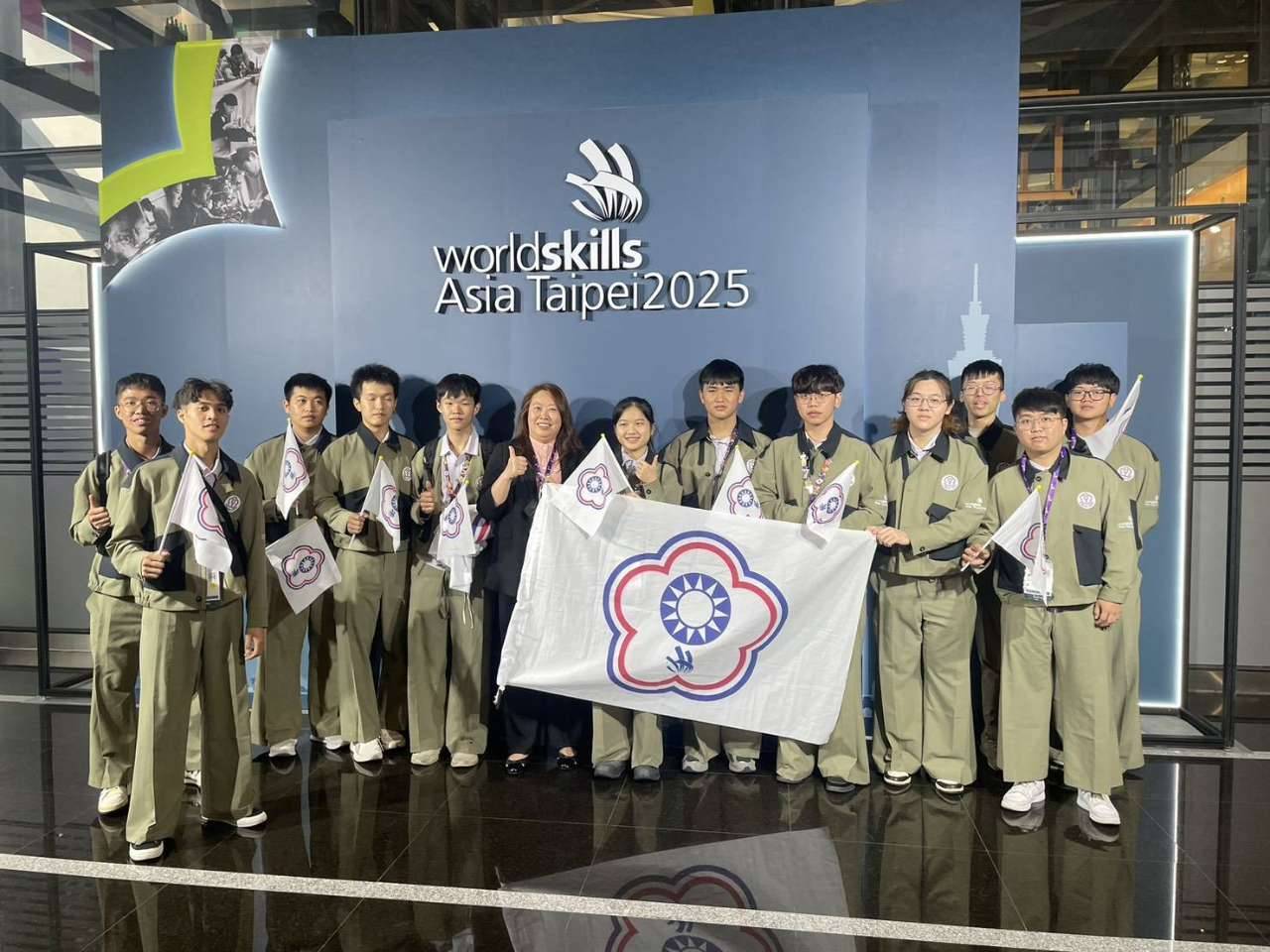 第三屆亞洲技能競賽中彰投分署培訓國手勇奪11獎項，家具木工職類國手陳祈聖以±0.5mm精準度拿下金牌