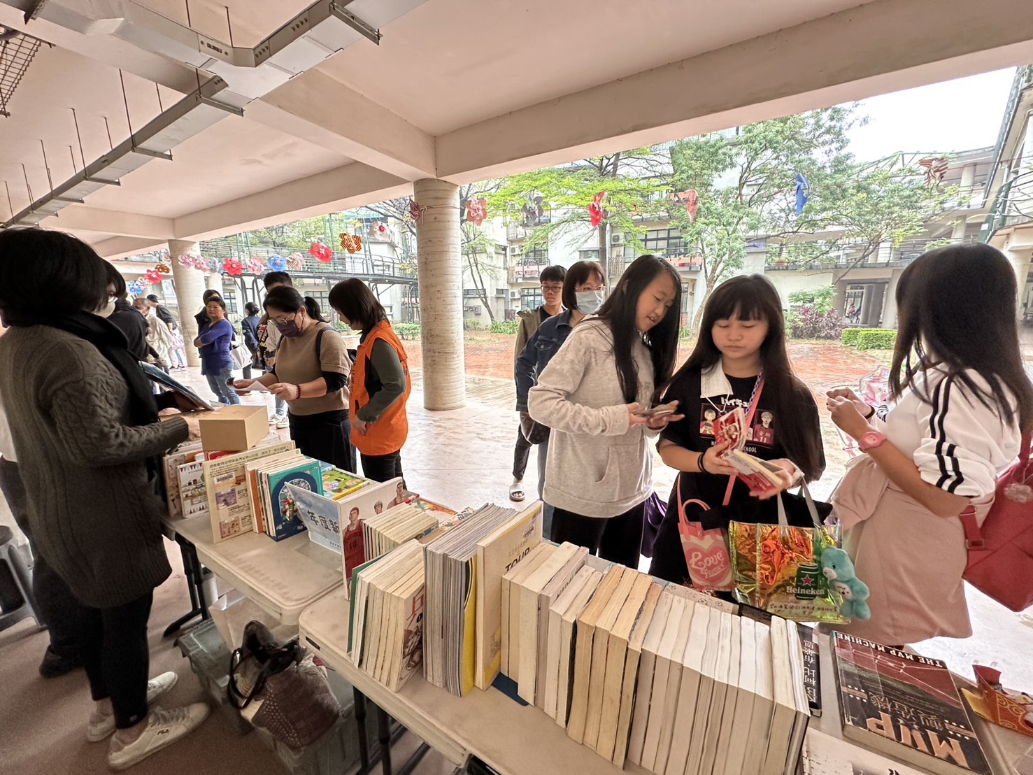市圖行動書車進駐紅瓦厝國小運動會！  陪孩子一起「動一動、讀一讀」         