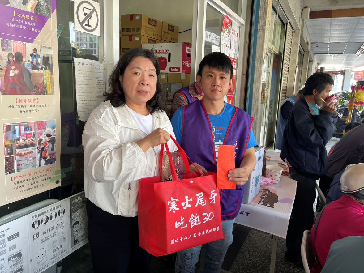 寒冬暖心相伴　陳麗珍議員攜人安送溫暖