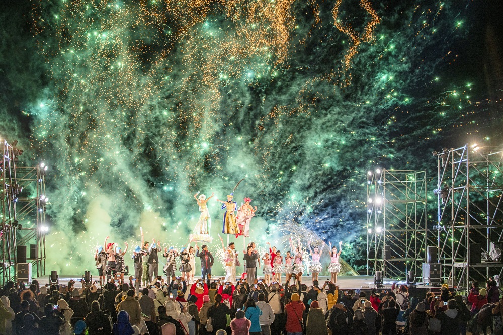 屏東落山風藝術季《海口狂想曲》 台式芭比狂歡派對點亮冬夜海岸