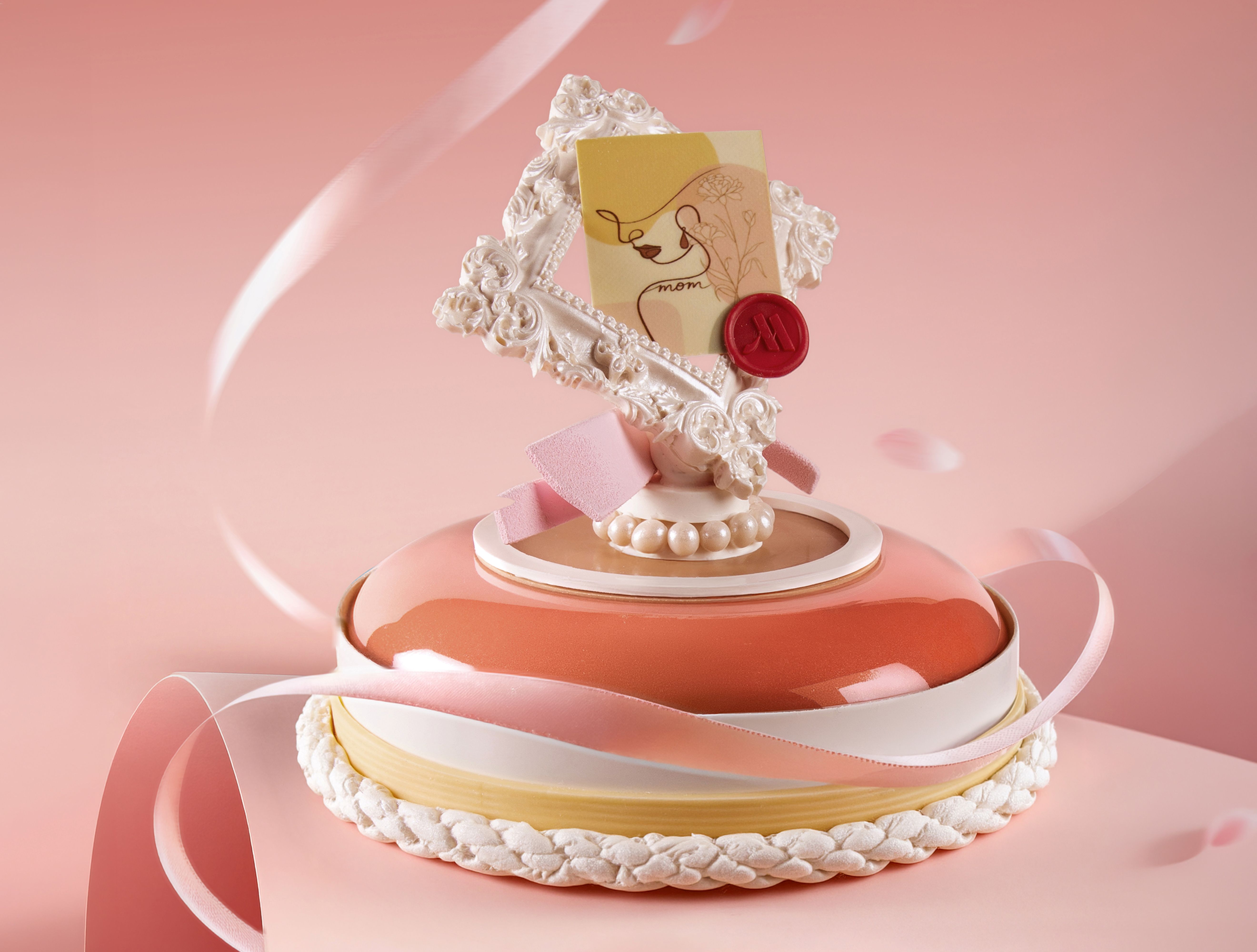 台北萬豪酒店母親節蛋糕、住房專案登場 「銘刻永恆」古典雕花畫框蛋糕早鳥享9折