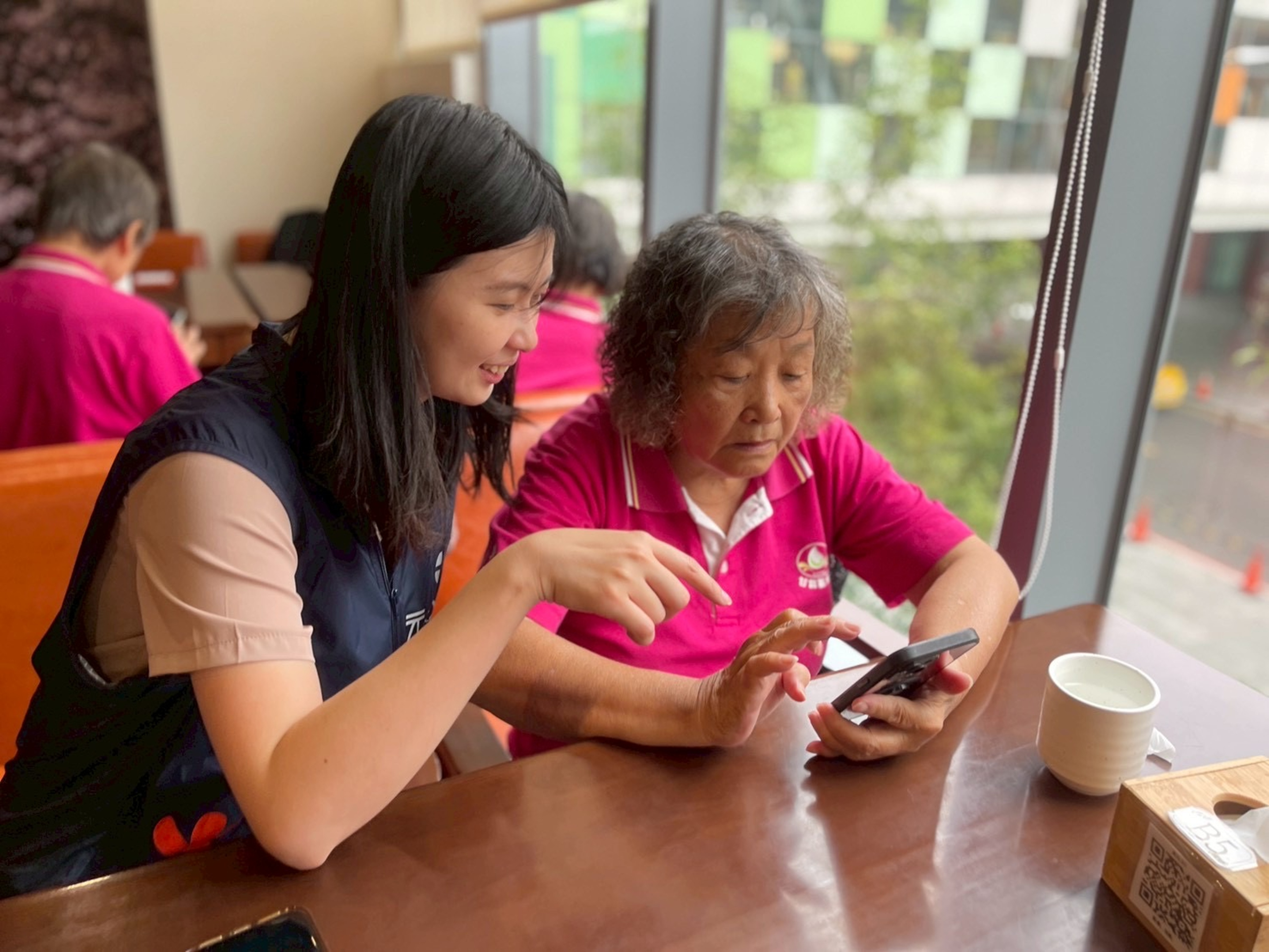 元大人壽攜手甘霖基金會 辦理數位賦能活動  跨越數位高牆 助長輩重拾生活自信