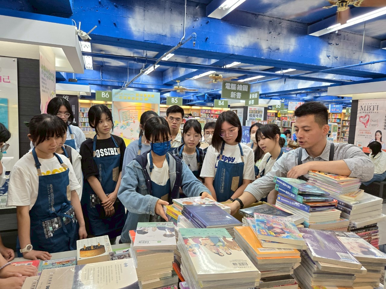 南市圖邀青年體驗書店人生 練習成為「ㄅ級大人」