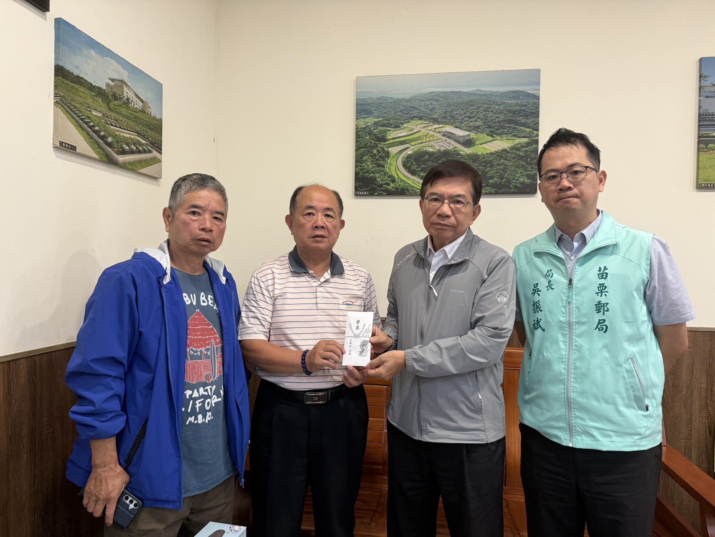 中華郵政董事長王國材向遇害楊姓外包司機靈堂致意