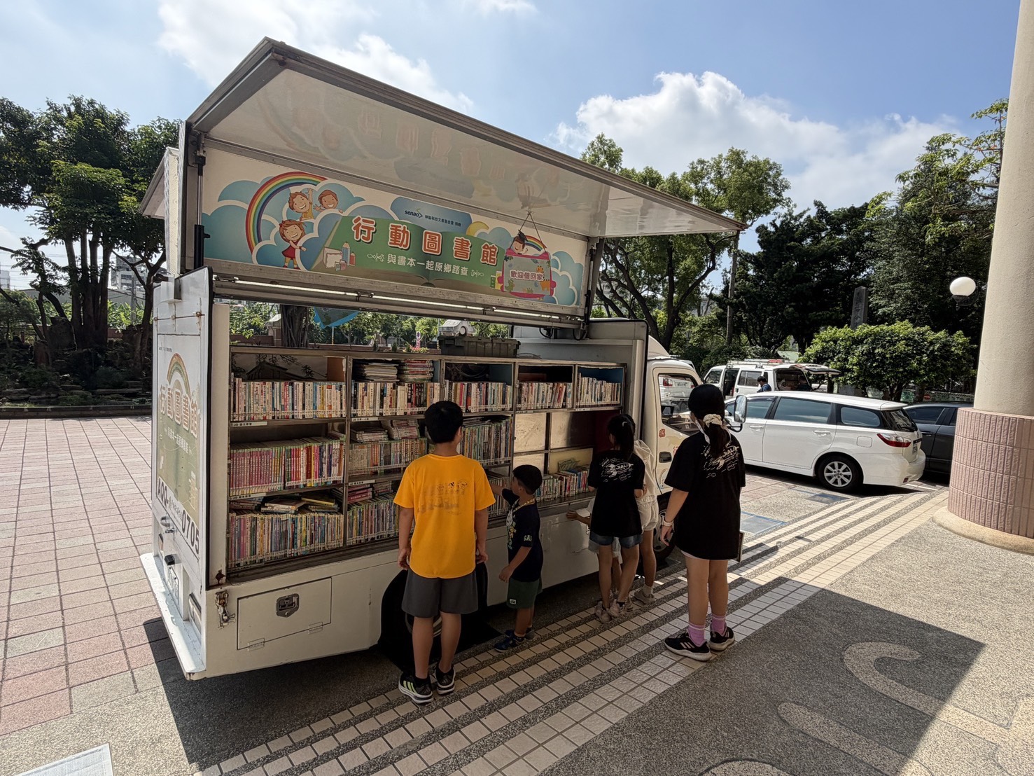 臺南市圖行動書車25日起駛進成大校園