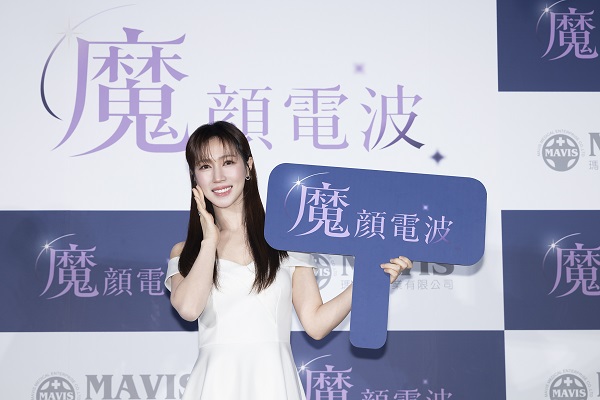《陽光女子合唱團》女星小薰（黃瀞怡）首接「魔顏電波」代言！
