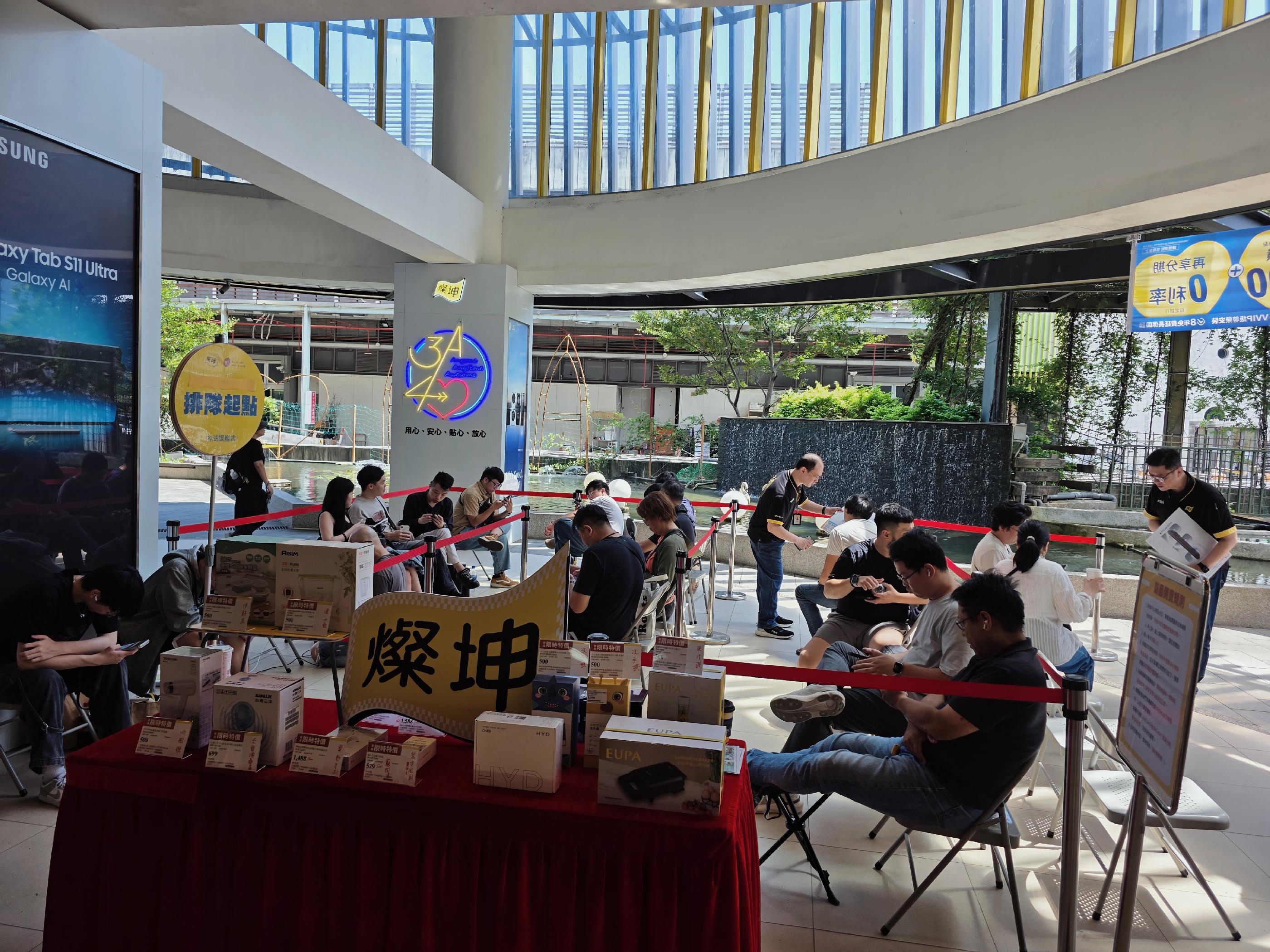 iPhone新機開賣 燦坤內湖旗艦店湧入排隊民眾搶買新機