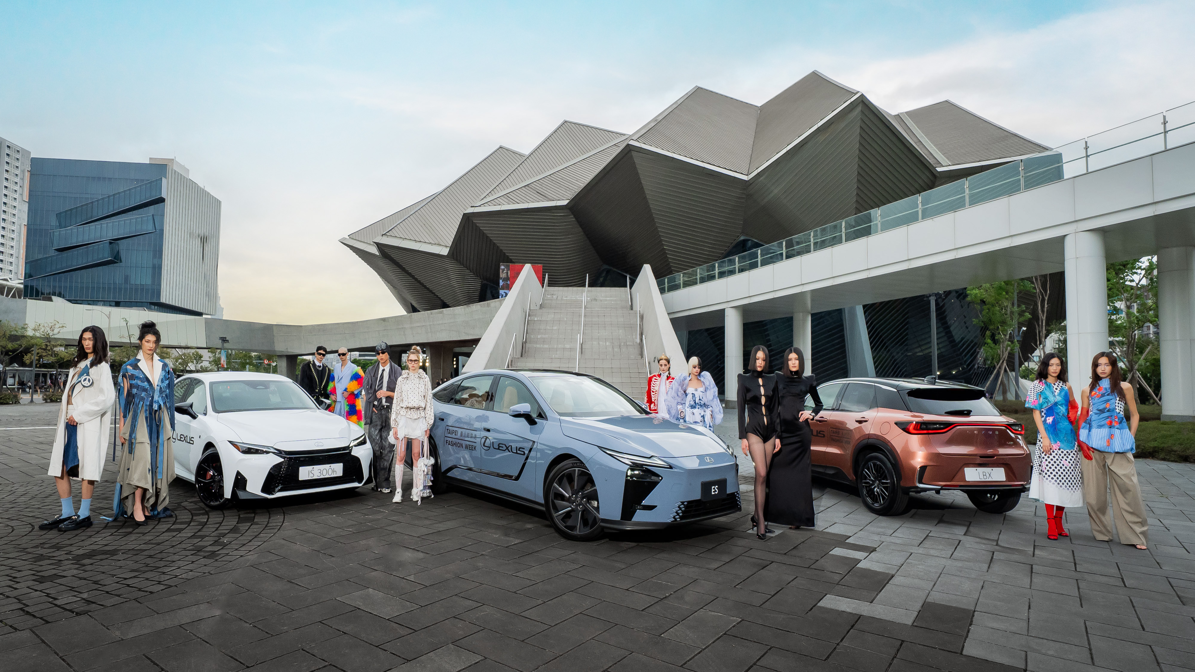 LEXUS ES 500e優雅領銜多元風格展車 攜手星光座駕共演跨界時尚盛典